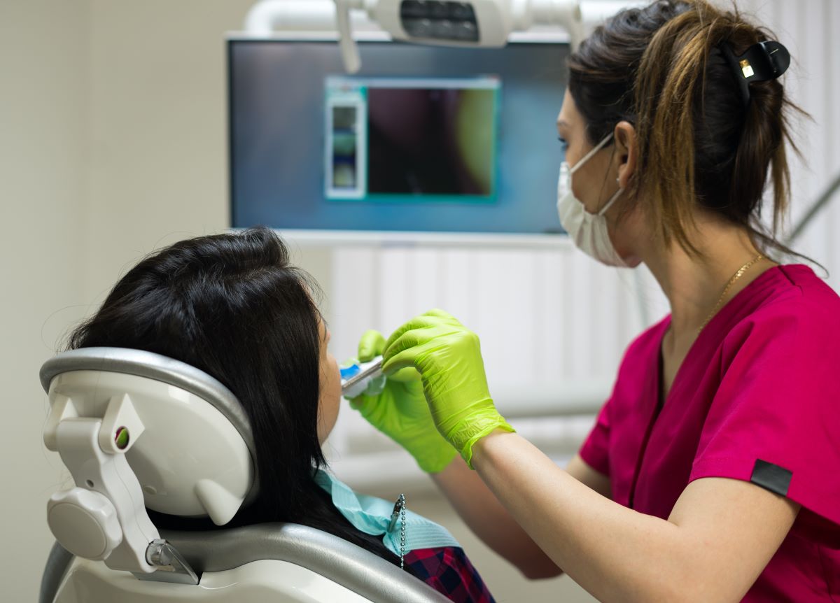 dentista examinando dientes de paciente