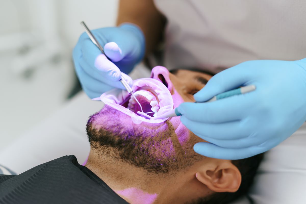 hombre en consulta dental