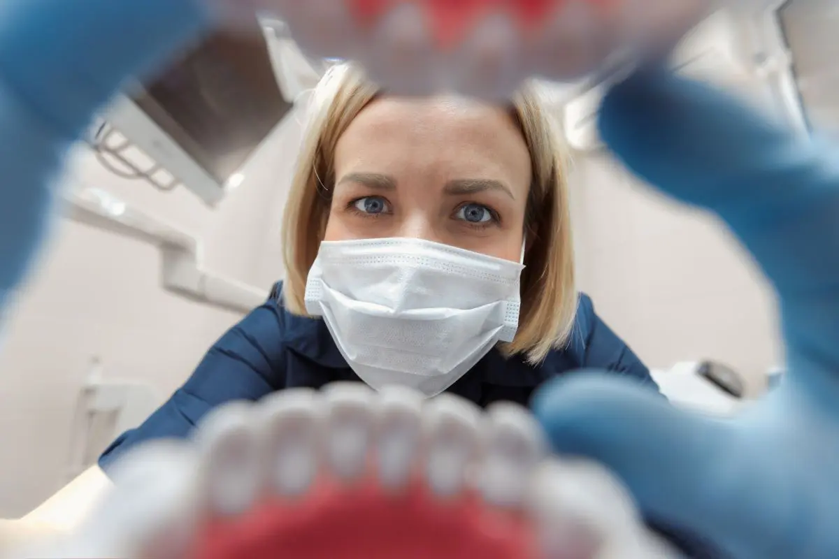 Revisión dental profesional en clínica de Pulianas