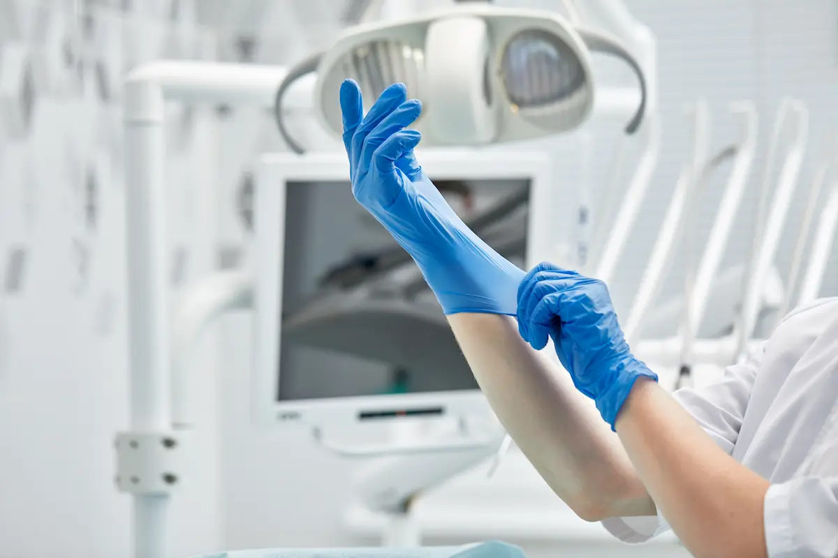 Especialista dentista en Calicasas listo para atender
