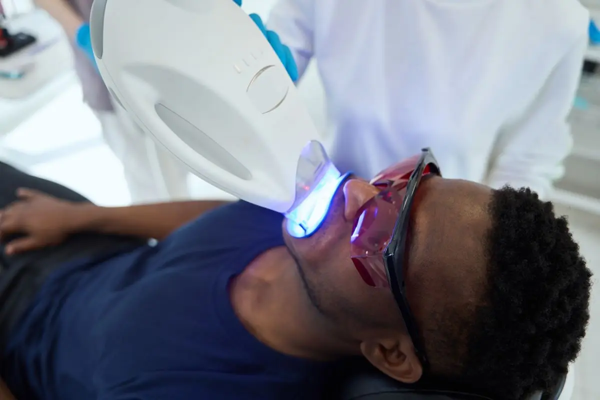 Tratamiento de blanqueamiento dental con lámpara LED en clínica odontológica