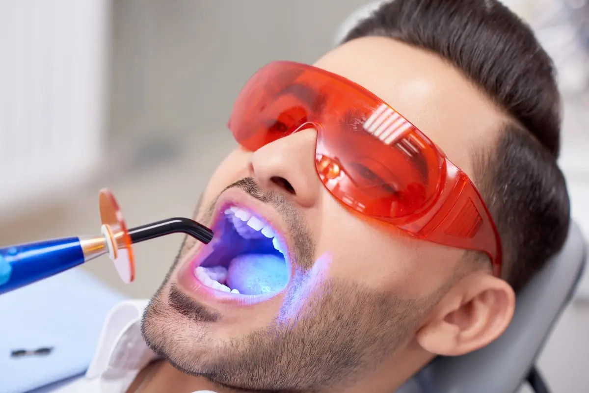 Revisión dental profesional con luz LED en consulta odontológica