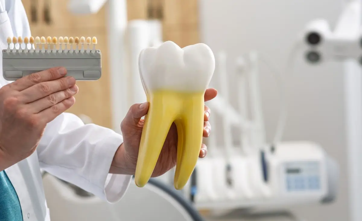 Antes y después de tratamiento de caries en Dílar con reconstrucción dental estética