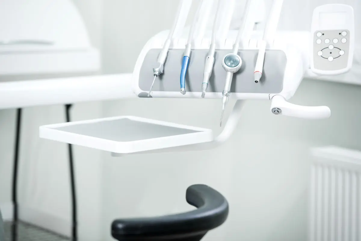 Unidad dental moderna equipada para tratamientos odontológicos