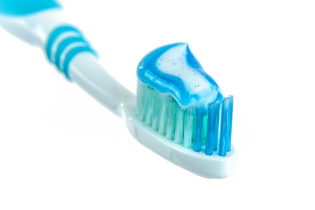 cepillo de dientes con crema dental