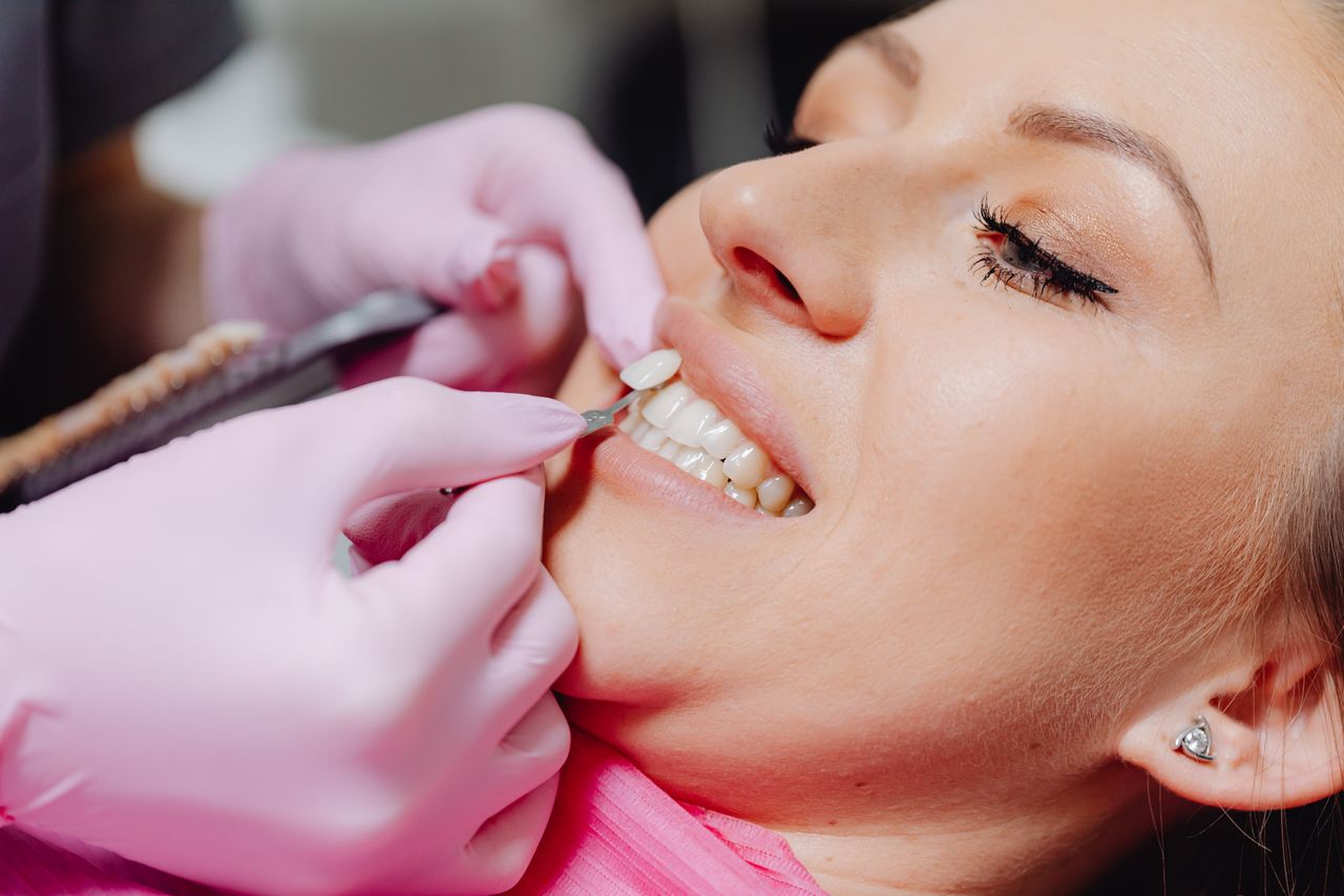 odontologo chequeando dientes de paciente