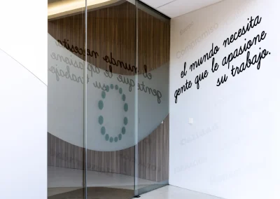 Puerta de entrada acristalada de la Clínica Dental Alfacar