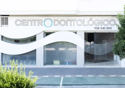 Fachada del Centro Odontológico de Alfacar en la carretera de Granada
