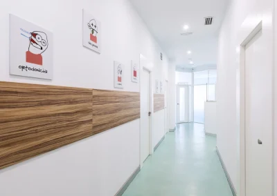 Pasillo de acceso a los gabinetes de la Clínica Dental Alfacar