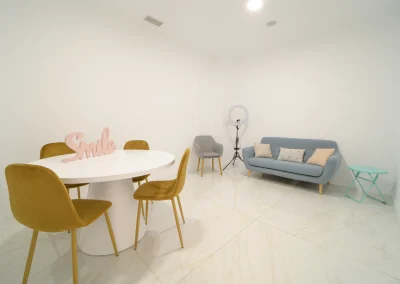 Sala donde se explica el tratamiento al paciente en la Clínica Dental Alfacar