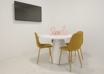 Detalle de la mesa de asesoramiento al paciente de la Clínica Dental Alfacar