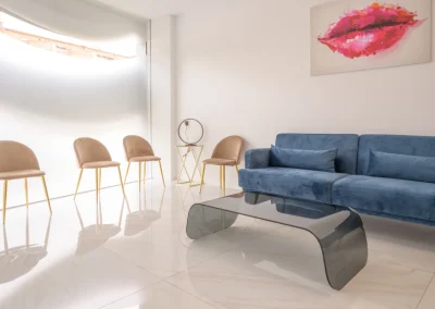 Zona de espera con taburetes de la Clínica Dental Alfacar